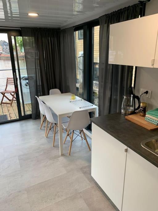 Unique New Houseboat Moored 4 Apartment ซวาร์ตส์เลส ภายนอก รูปภาพ